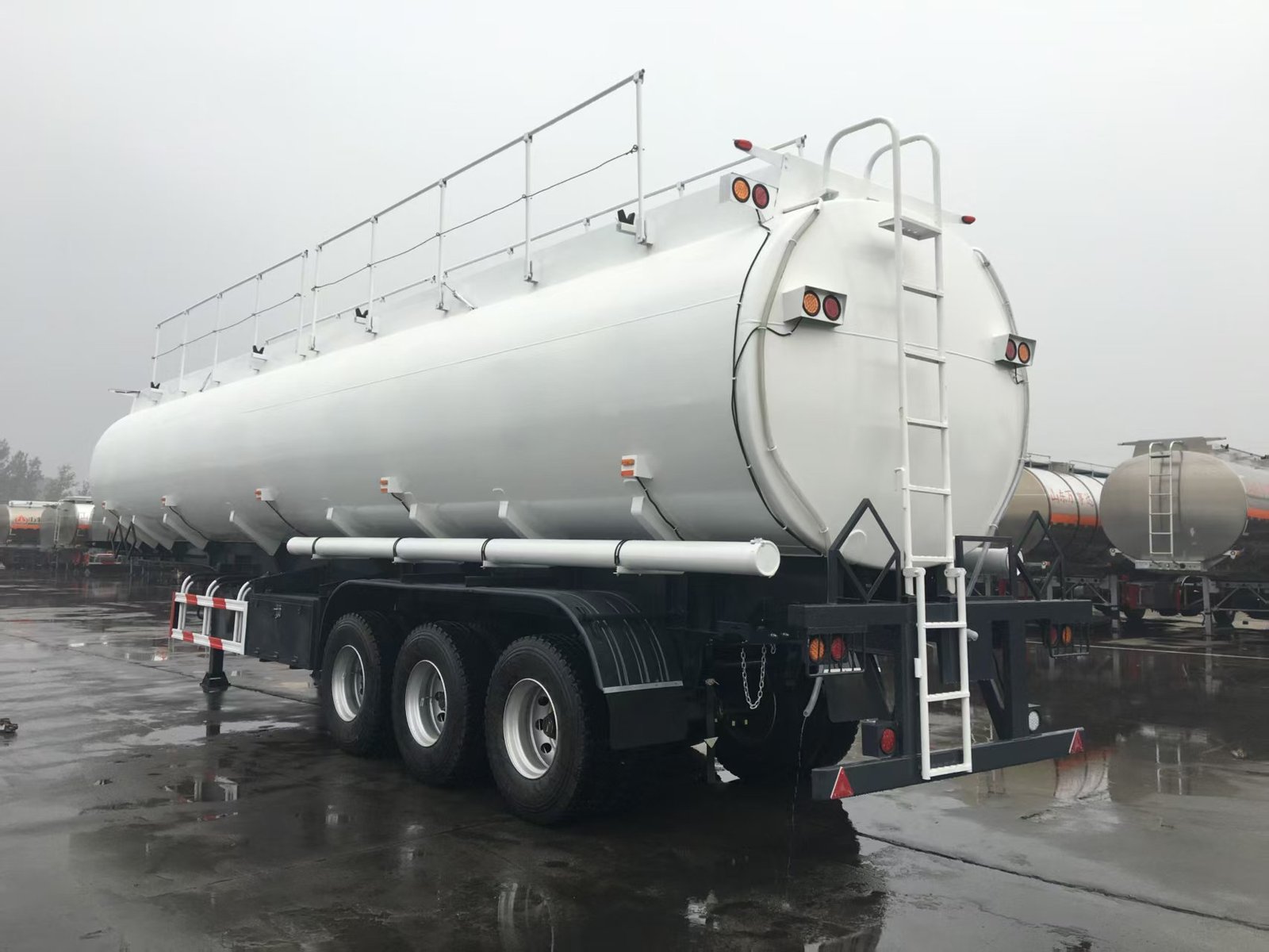3axles Oil Tanker Semi Trailer view 2