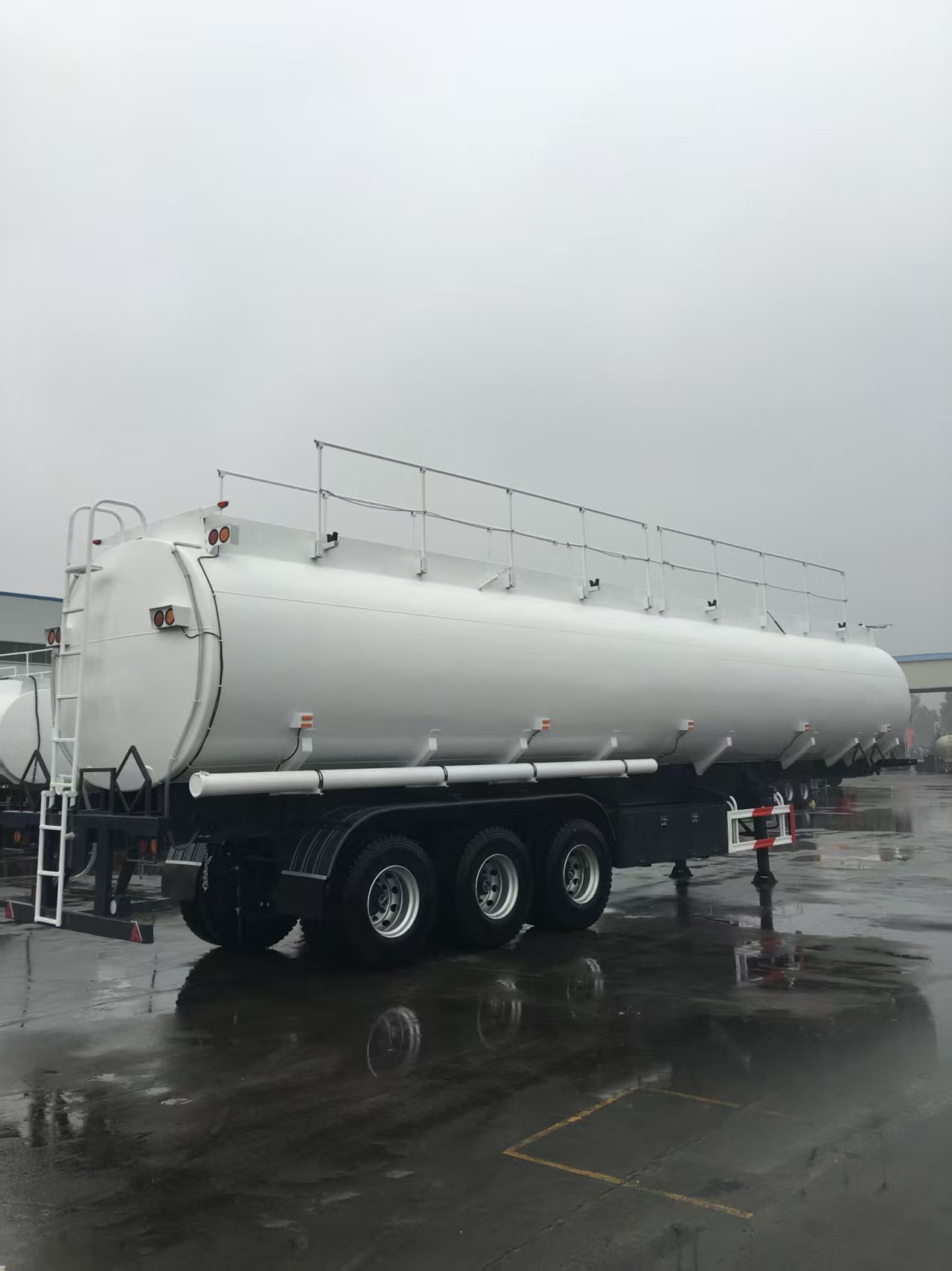 3axles Oil Tanker Semi Trailer view 3