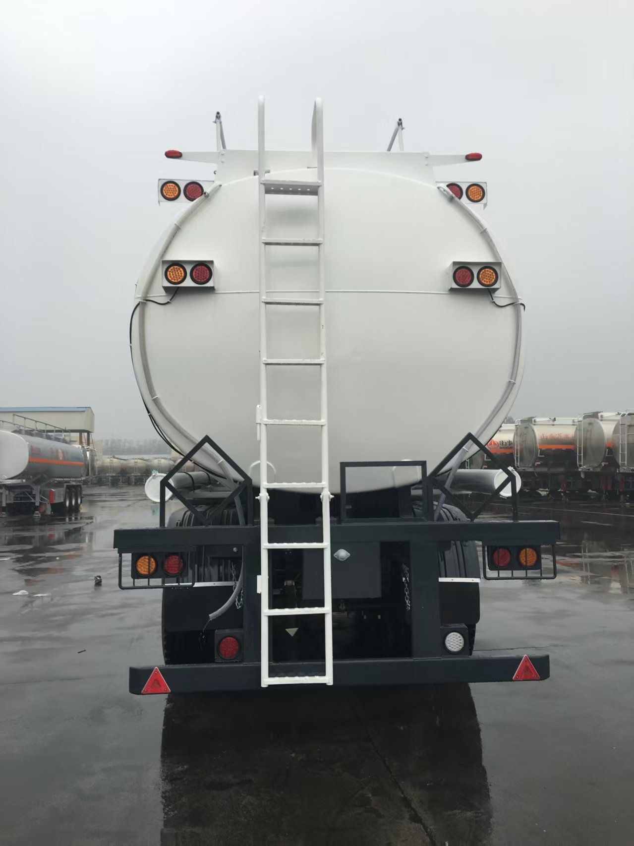 3axles Oil Tanker Semi Trailer view 4