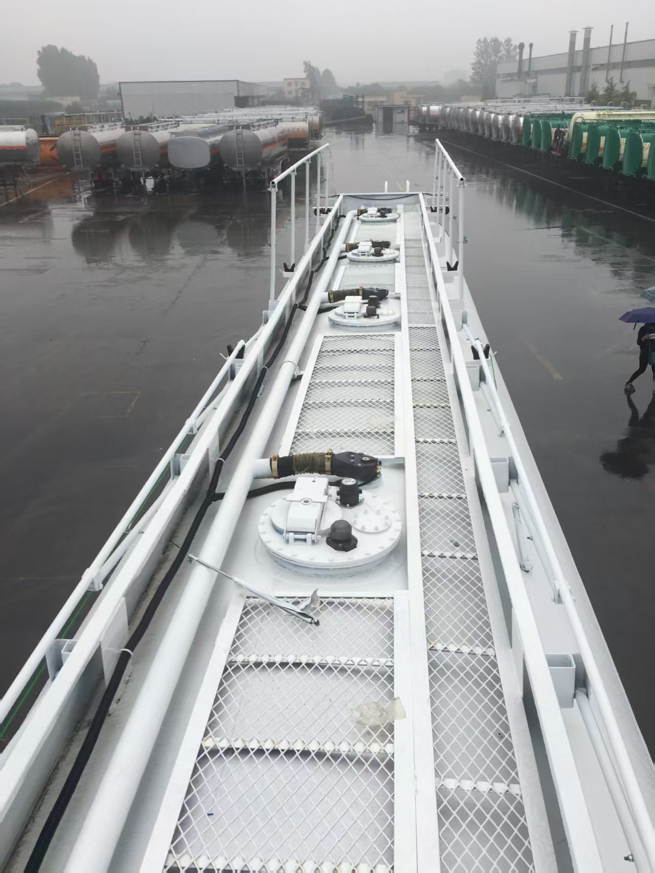 3axles Oil Tanker Semi Trailer view 5