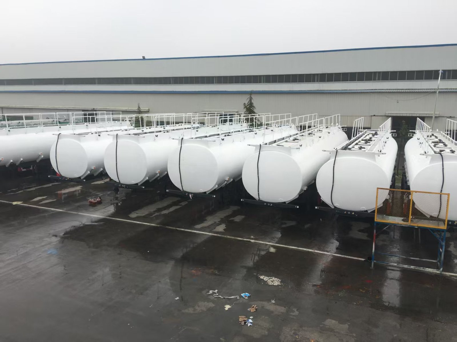 3axles Oil Tanker Semi Trailer view 6