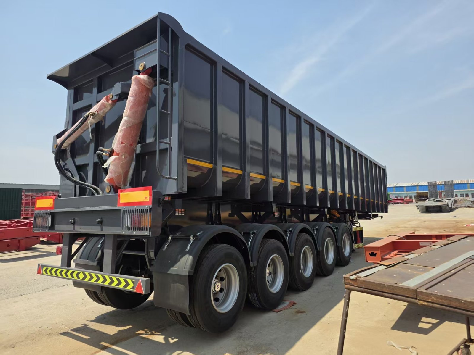 U-Shape Dump Semi Trailer view 2