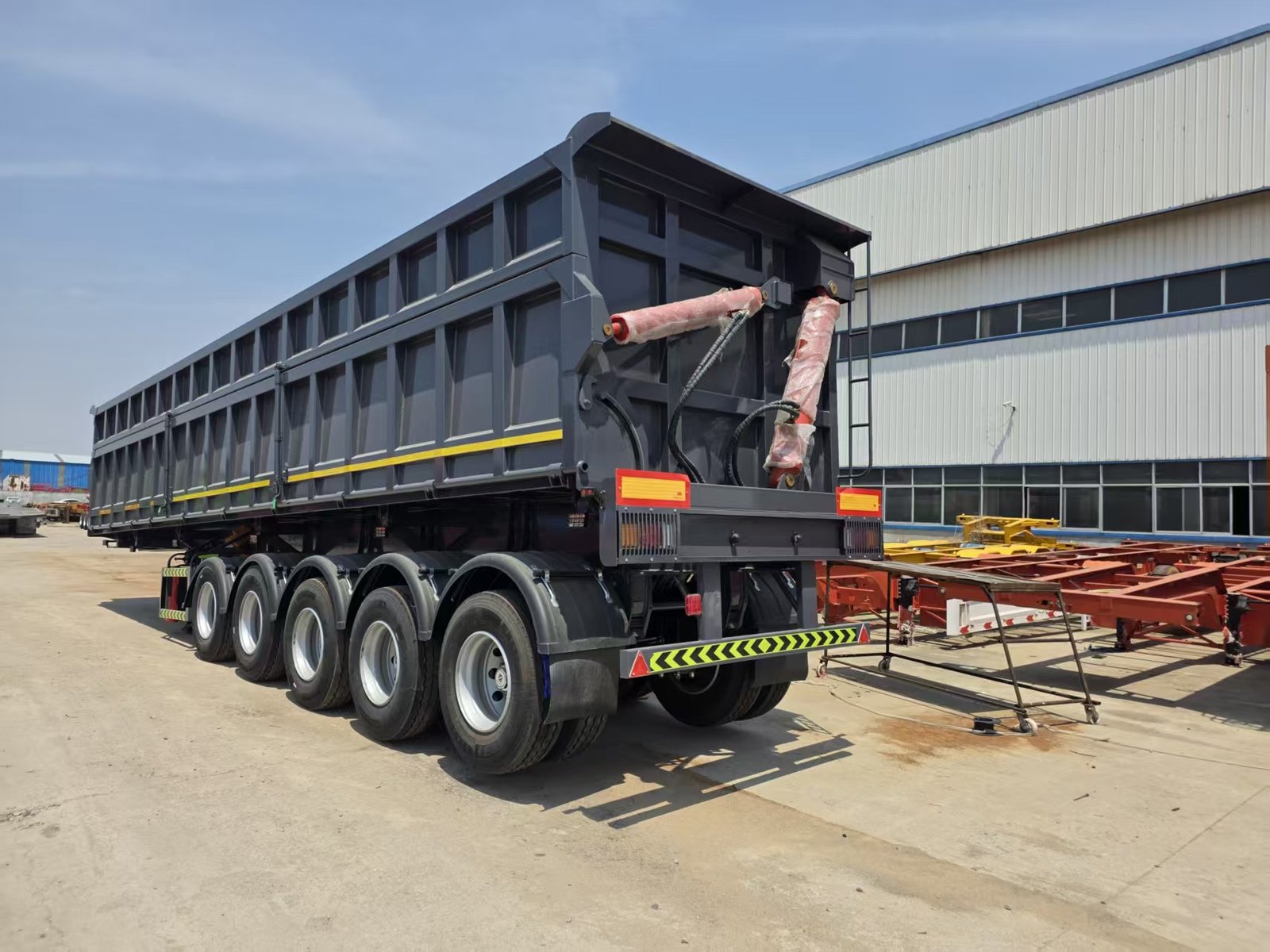 U-Shape Dump Semi Trailer view 3