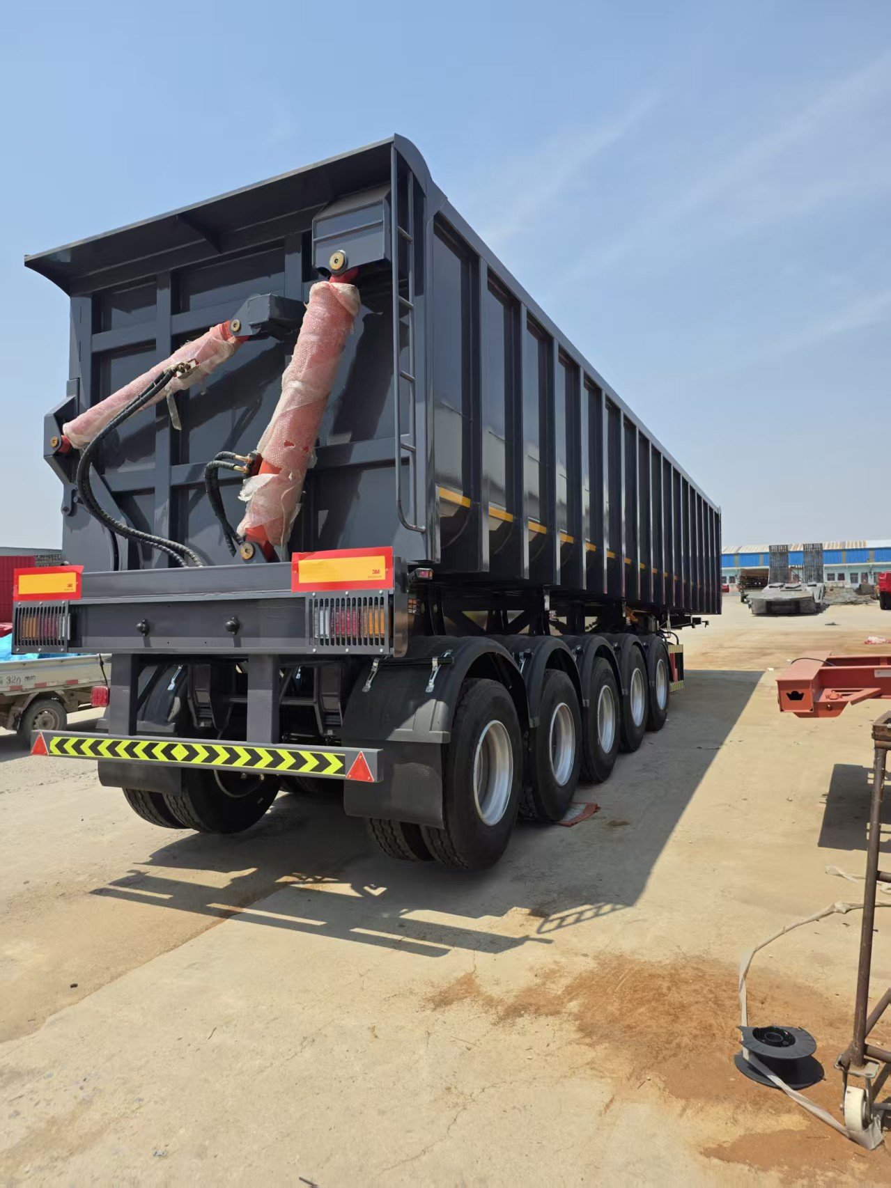 U-Shape Dump Semi Trailer view 4